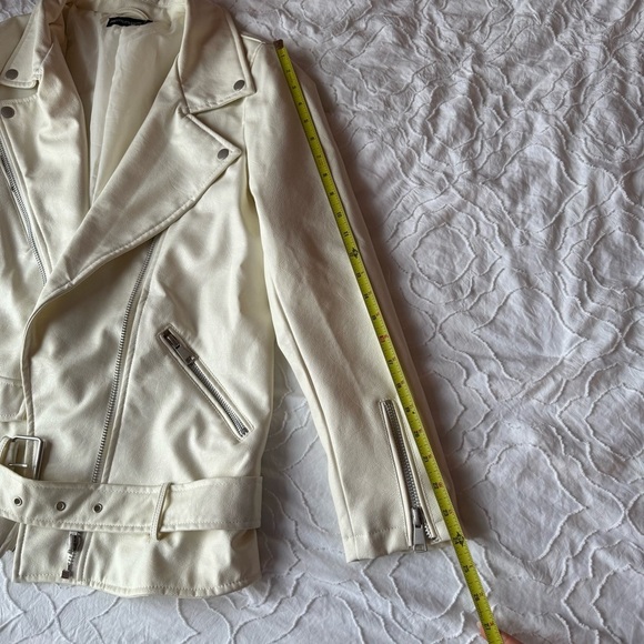 PrettyLittleThing Off White Leather Jacket Asymmetrical Zipper Silver - Picture 5 of 12